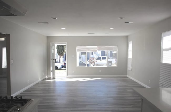 2215 S Highland Ave in Los Angeles, CA - Building Photo - Building Photo