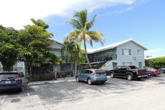 Oasis Apartments in Fort Lauderdale, FL - Building Photo - Building Photo