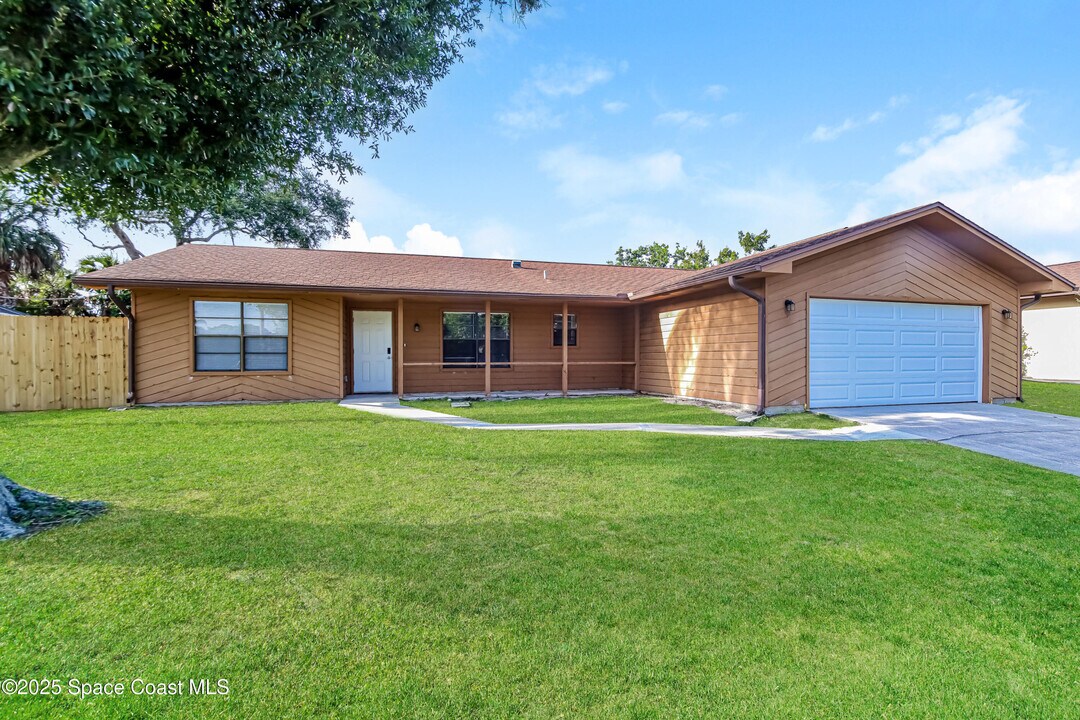 1711 Barker St NE in Palm Bay, FL - Building Photo