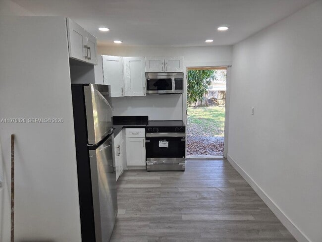 2911 NW 30th St in Miami, FL - Building Photo - Building Photo