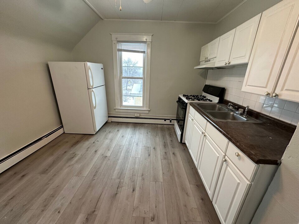 409 Collins Ave in Mandan, ND - Building Photo