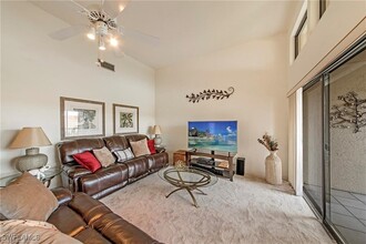 643 Beachwalk Cir in Naples, FL - Foto de edificio - Building Photo