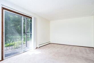 Nicollet Woods Apartments in Bloomington, MN - Foto de edificio - Building Photo