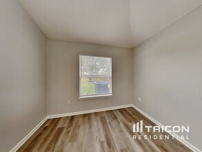 2450 Creekfront Dr in Green Cove Springs, FL - Foto de edificio - Building Photo
