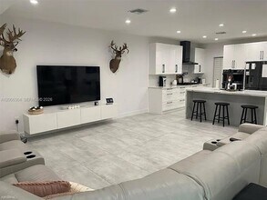 1935 SW 24th Ter in Miami, FL - Building Photo - Building Photo