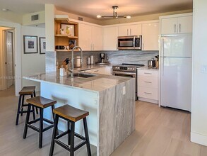 19601 E Country Club Dr in Aventura, FL - Building Photo - Building Photo