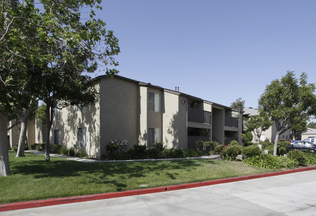 Whispering Oaks in San Marcos, CA - Foto de edificio