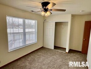 1327 W Covington Ct in Peoria, IL - Building Photo - Building Photo