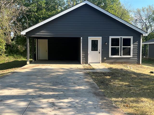 900 Cedar St in Commerce, TX - Building Photo