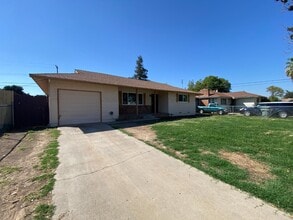 1545 W Sussex Way in Fresno, CA - Building Photo - Building Photo