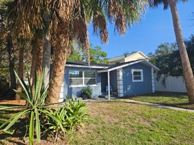 319 Bath St in Tarpon Springs, FL - Building Photo