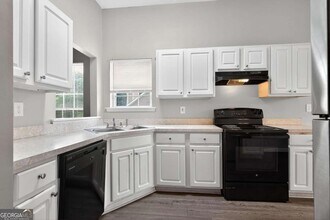 5470 Twin Lakes Dr in College Park, GA - Foto de edificio - Building Photo