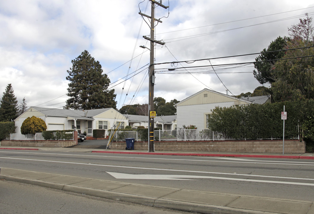 22108 Center St in Castro Valley, CA - Foto de edificio