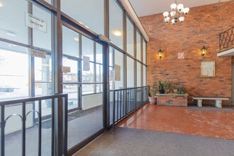 Queensbury Court in Burlington, ON - Building Photo - Lobby