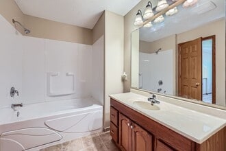 9172 Comstock Ln N in Maple Grove, MN - Building Photo - Building Photo