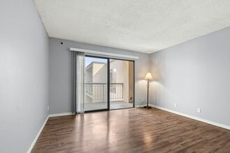 300 N Civic Dr in Walnut Creek, CA - Building Photo - Building Photo