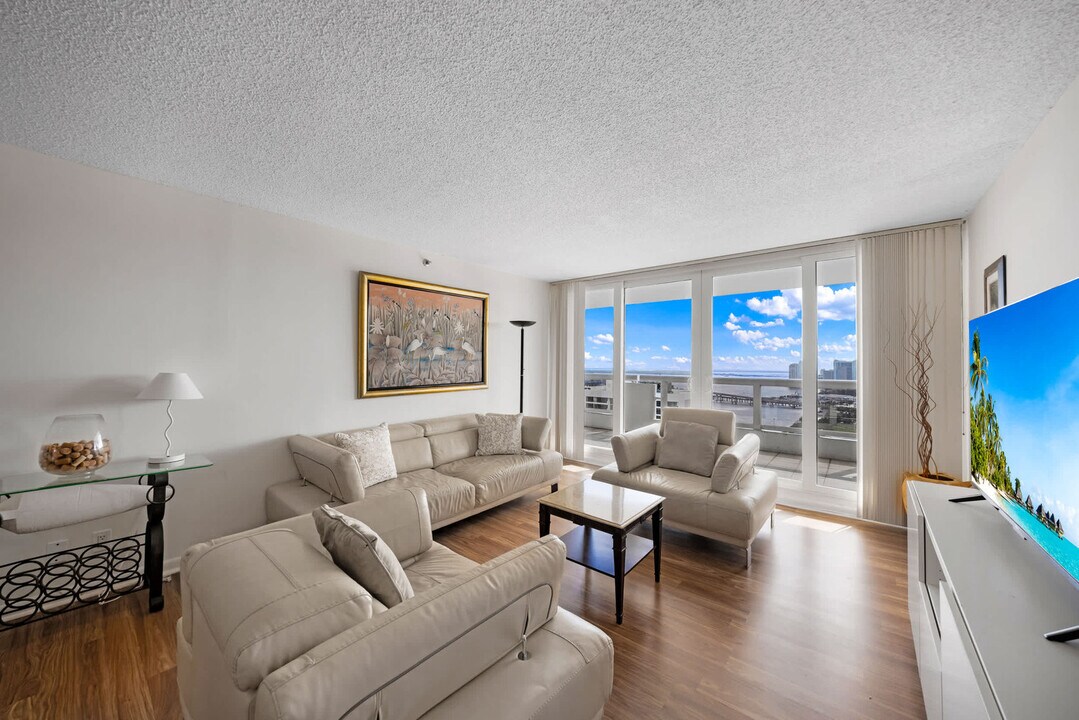 1717 N Bayshore Dr in Miami, FL - Building Photo