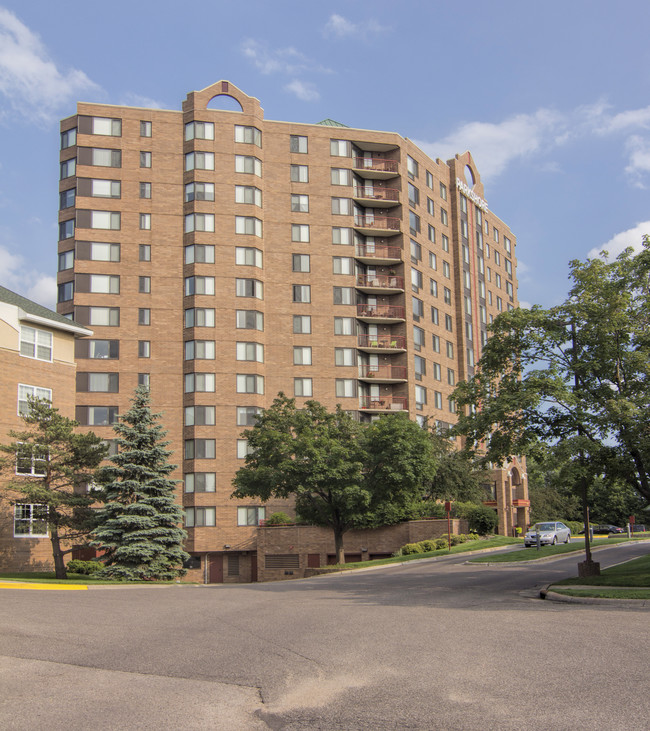 Parkshore Senior Community in St. Louis Park, MN - Foto de edificio - Building Photo