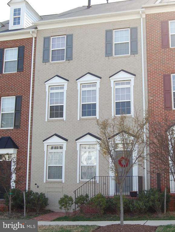 property at 912 Grand Champion Dr