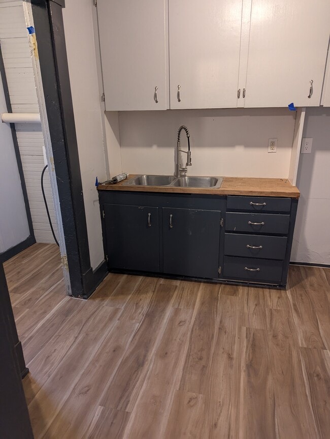 201 W 10th Ave, Unit 1 in Winfield, KS - Building Photo - Building Photo