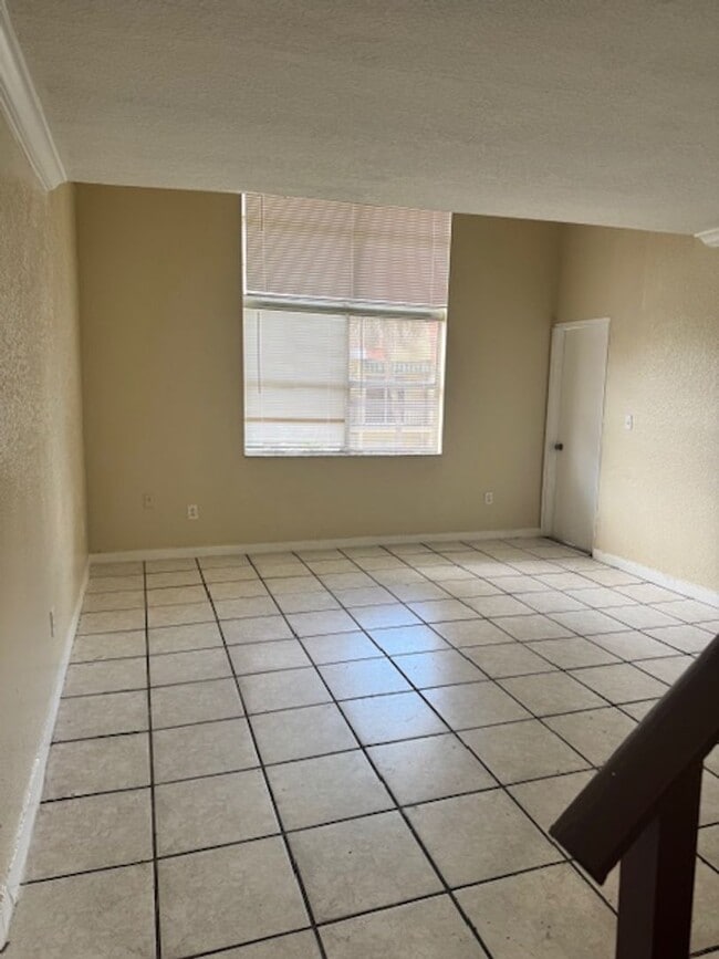 8003 W 6th Ave in Hialeah, FL - Building Photo - Building Photo