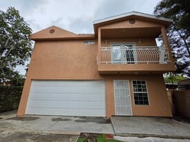 209 E 119th St in Los Angeles, CA - Building Photo