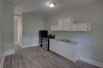 1320 Brown St-Unit -1320 in Davenport, IA - Building Photo - Building Photo