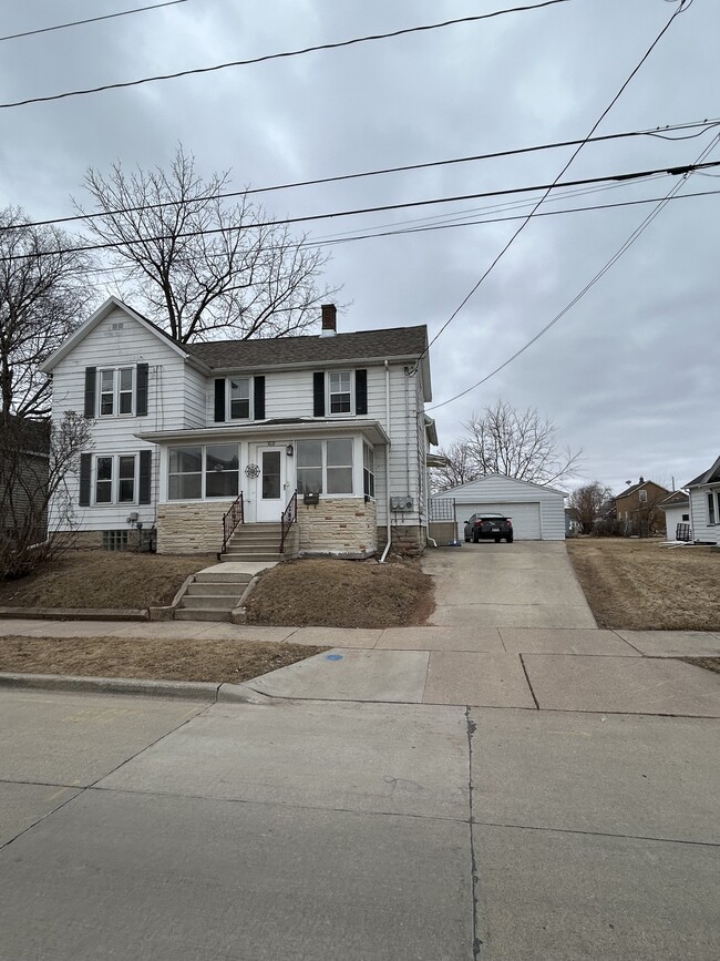 826 W 10th Ave in Oshkosh, WI - Building Photo - Building Photo