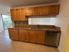 8135 Sunrise Lakes Blvd, Unit 4 in Sunrise, FL - Building Photo - Building Photo
