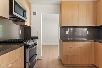 84 Sunny Vista Ave in Oak Park, CA - Building Photo - Building Photo