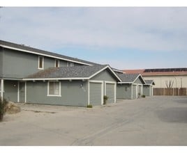 Silverado Townhomes in Hanford, CA - Building Photo - Building Photo