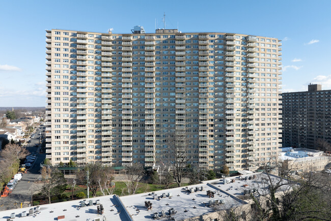 Mediterranean Towers West in Fort Lee, NJ - Building Photo - Building Photo