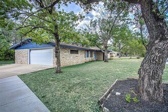 2001 Oakglen Dr in Austin, TX - Building Photo - Building Photo