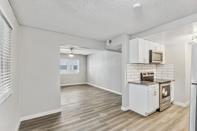 Tides on Cambridge in Las Vegas, NV - Building Photo - Building Photo
