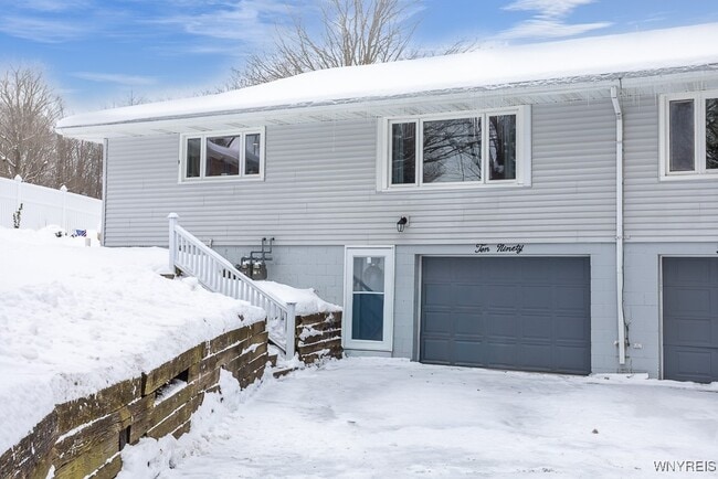 1090 Stolle Rd in Elma, NY - Building Photo - Building Photo