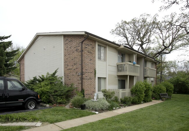 Chancellor Square Court Apartments in Kirkwood, MO - Foto de edificio - Building Photo