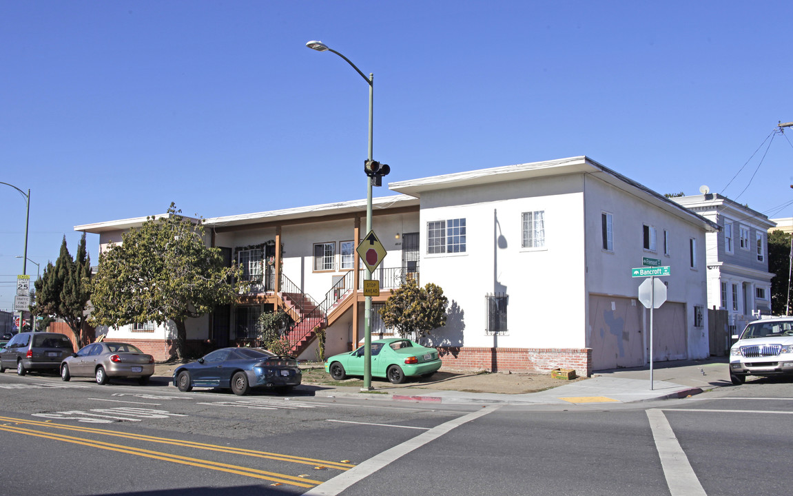 4824-4836 Bancroft Ave in Oakland, CA - Building Photo