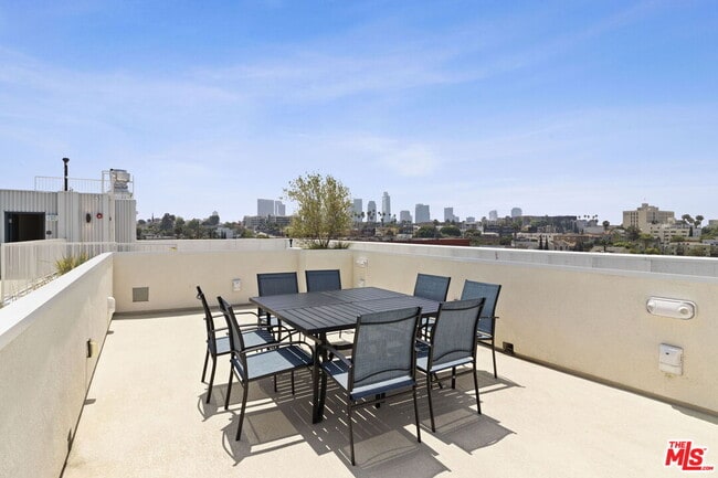 132 Rosemont Ave in Los Angeles, CA - Building Photo - Building Photo