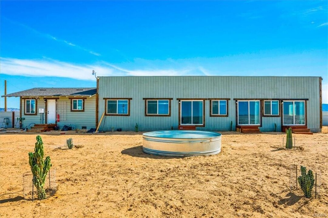 4374 Pinto Mountain Rd in Twentynine Palms, CA - Foto de edificio