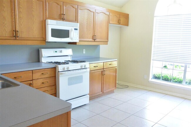 23615 Tree House Ln in Spring, TX - Foto de edificio - Building Photo