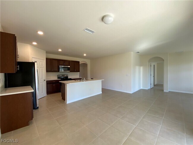 1913 NW 24th Pl in Cape Coral, FL - Building Photo - Building Photo