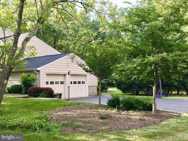 328 Dodds Ln in Princeton, NJ - Building Photo - Building Photo