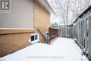 332 Homewood Ave in Toronto, ON - Building Photo