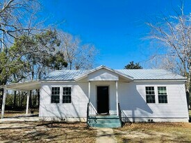 712 Georgia Ave in Glennville, GA - Building Photo