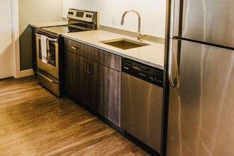 785 Sterling Lyon Pkwy in Winnipeg, MB - Building Photo - Building Photo