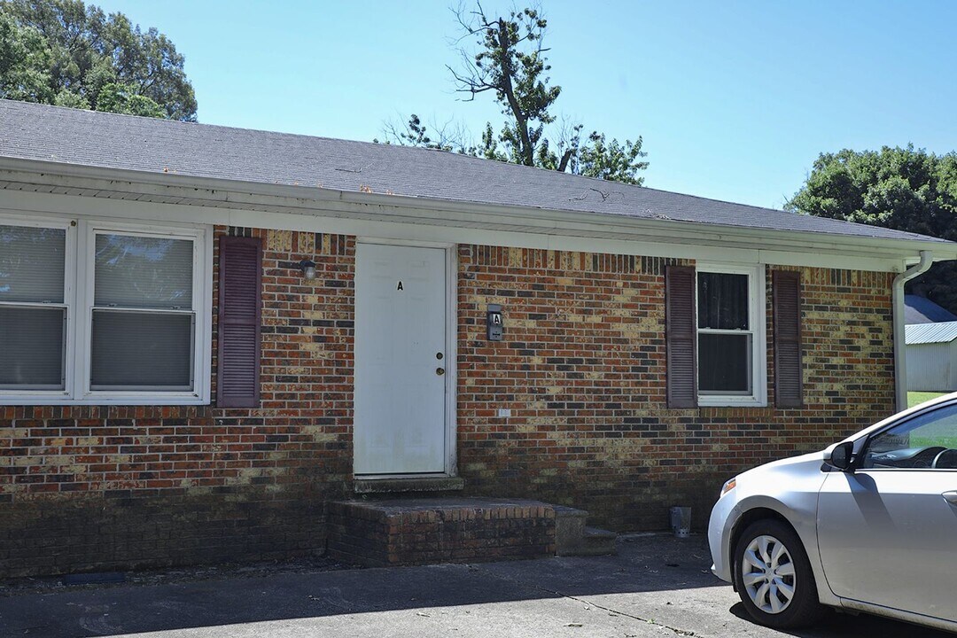 119 Mayes St in Martin, TN - Building Photo