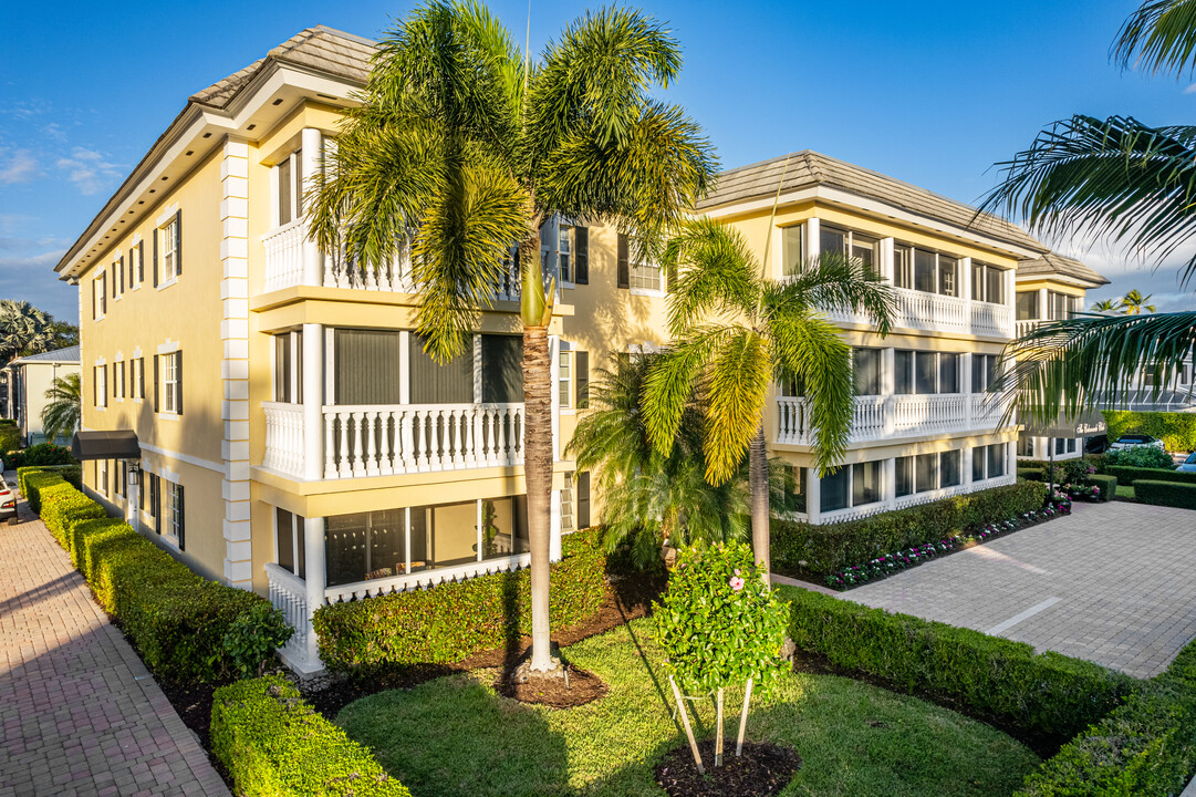 The Colonade Club in Naples, FL - Foto de edificio