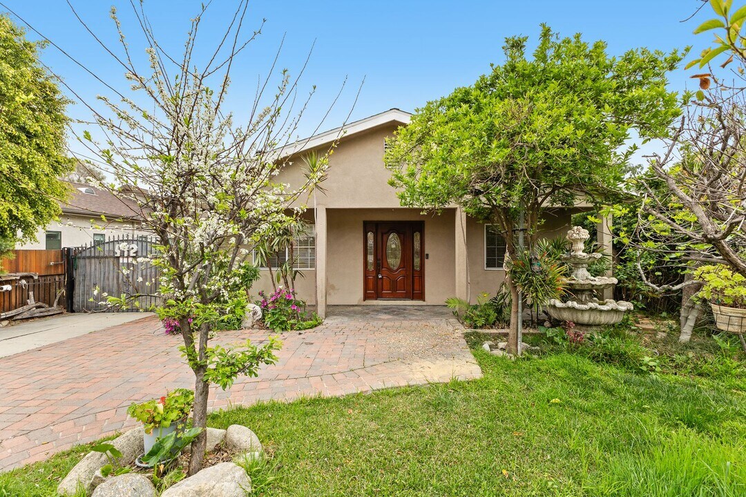 572 W Montana St in Pasadena, CA - Building Photo