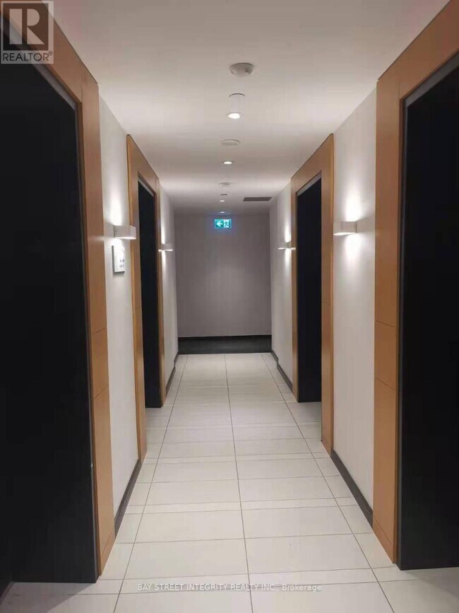 11 Wellesley St W in Toronto, ON - Building Photo - Building Photo