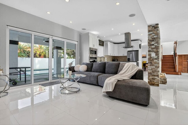 5161 SW 159th Ct in Miami, FL - Foto de edificio - Building Photo